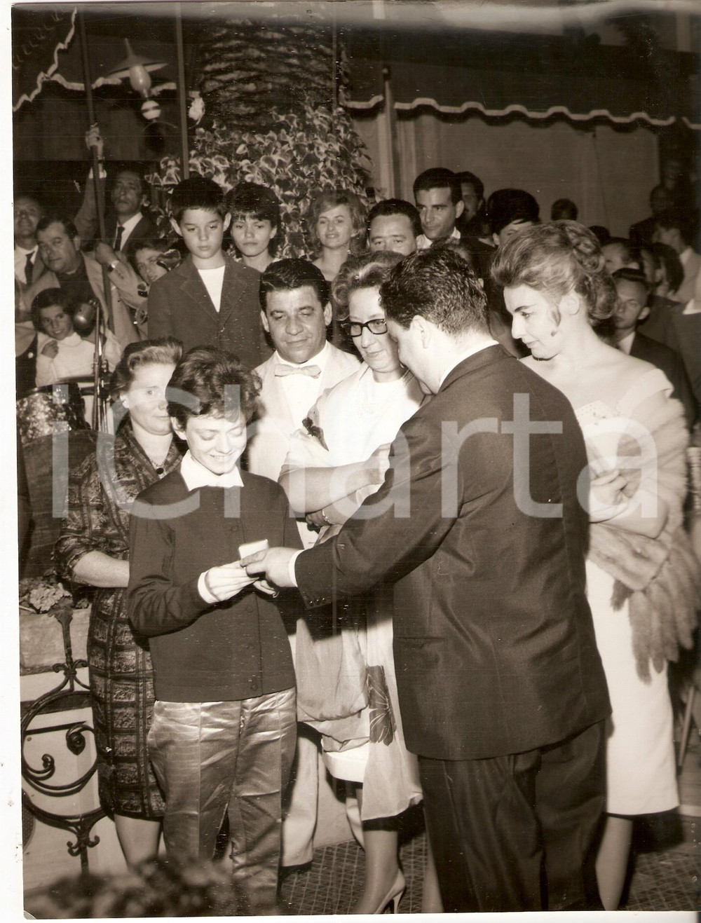 Fotografia d epoca originale 1963 GENOVA PREMIO SPOTORNO Rita PAVONE ritira il premio Foto 18x24 cm 1