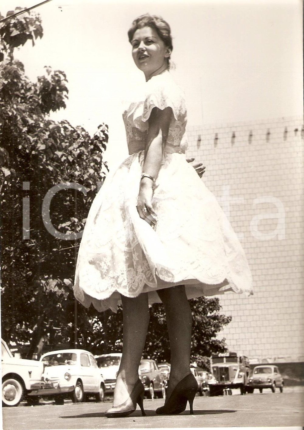 Fotografia d epoca originale 1965 ca FESTIVAL CANZONE NAPOLETANA Gloria CHRISTIAN a passeggio Foto 1