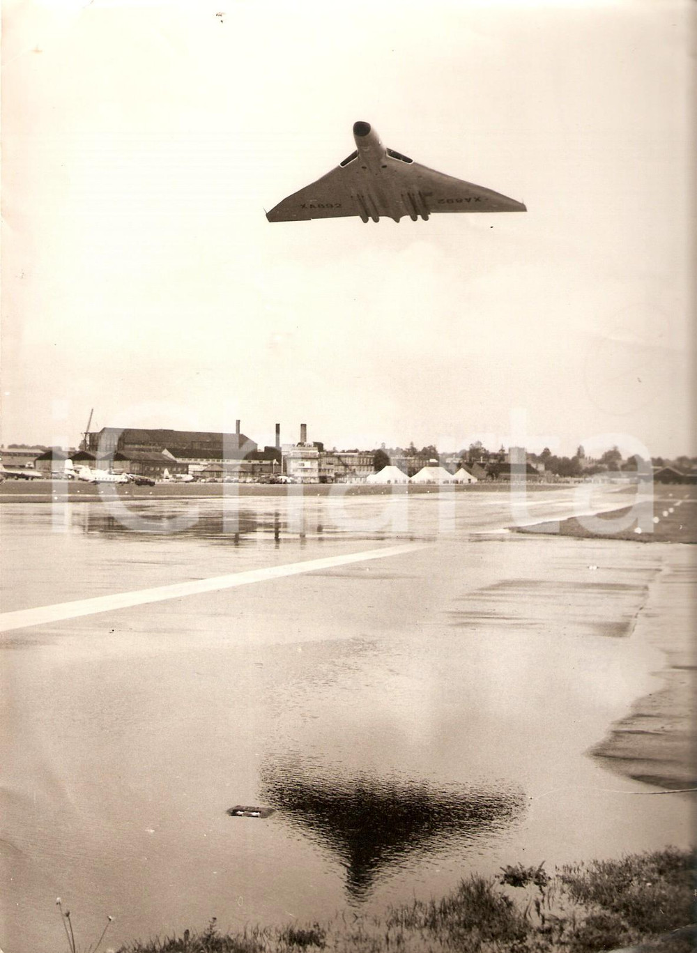 Fotografia d epoca originale 1956 FARNBOROUGH AIR SHOW Vulcan deltawing reflected in the rainsoaked Foto 1