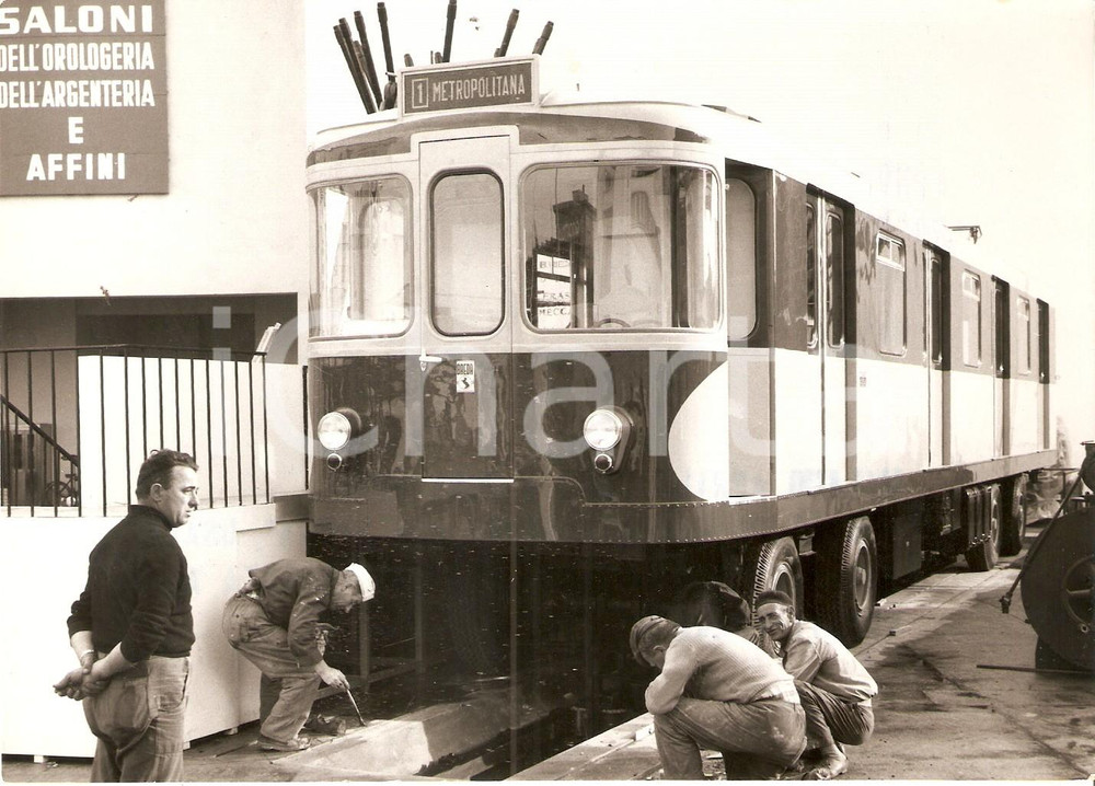 Fotografia d epoca originale 1959 XXXVII FIERA DI MILANO Prototipo vagone BREDA per metropolitana Foto 17x13 1