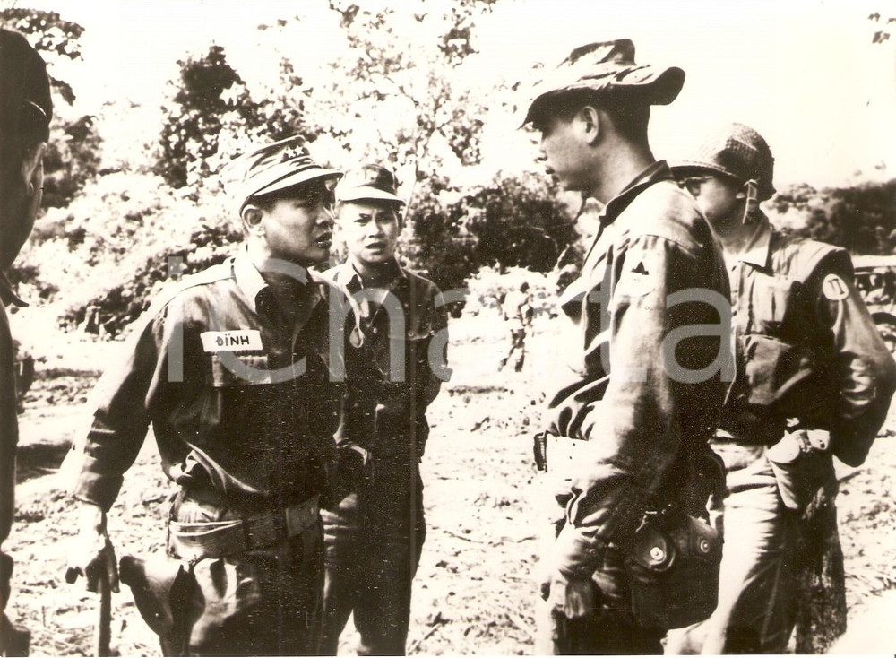 Fotografia d epoca originale 1963 VIETNAM Ufficiali americani interrogano soldati vietnamiti Foto 17x13 cm 1