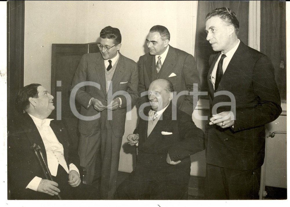 Fotografia d epoca originale 1953 TORINO Direttore RAI Salvino SERNESI si congratula con Darius MILHAUD Foto 1