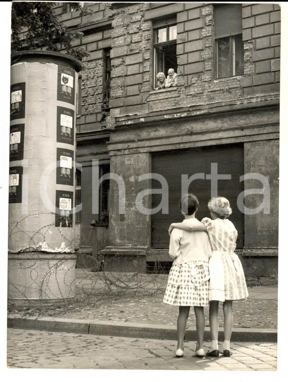 Fotografia d epoca originale 1961 WEST BERLIN Little girls chatting with grandparents in Eastern Zone Photo 1