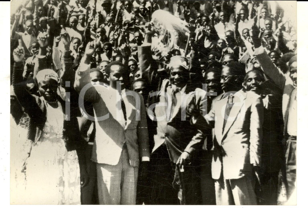 Fotografia d epoca originale 1960 KENYA Jomo KENYATTA acclamato dalla folla dopo la vittoria elettorale Foto 1