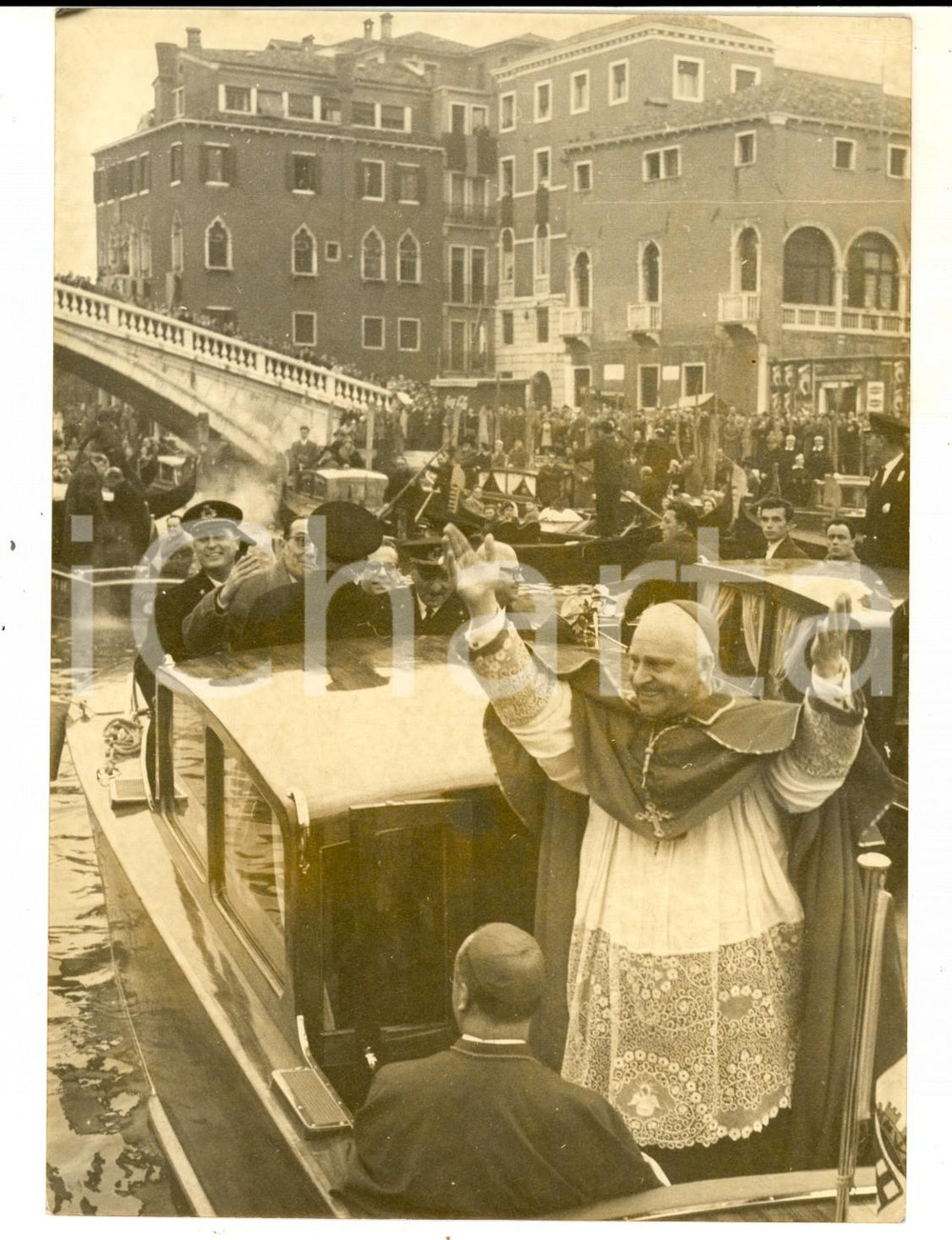 Fotografia d epoca originale 1959 VENEZIA Folla acclama il nuovo patriarca card. Giovanni URBANI Foto 13x18 1