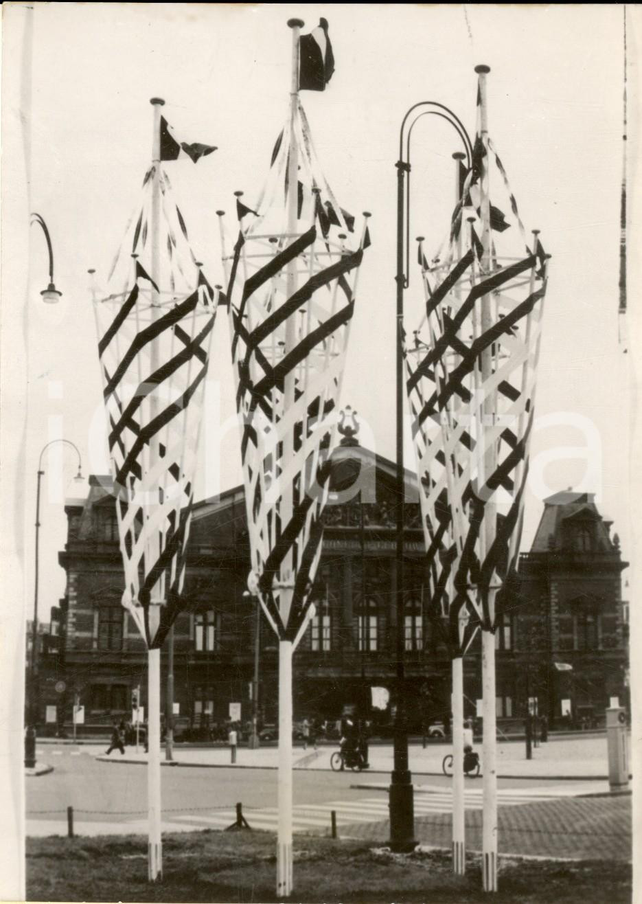 Fotografia d epoca originale 1955 AMSTERDAM CONCERTGEBOUW Decorazioni in onore di RenÃ© COTY in visita Foto 1