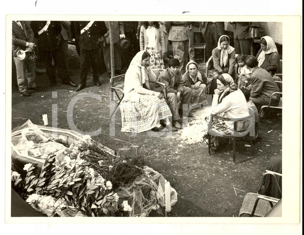 Fotografia d epoca originale 1958 VENEZIA Veglia alla salma di MimÃ¬ ROSSETTO regina degli zingari Foto 1