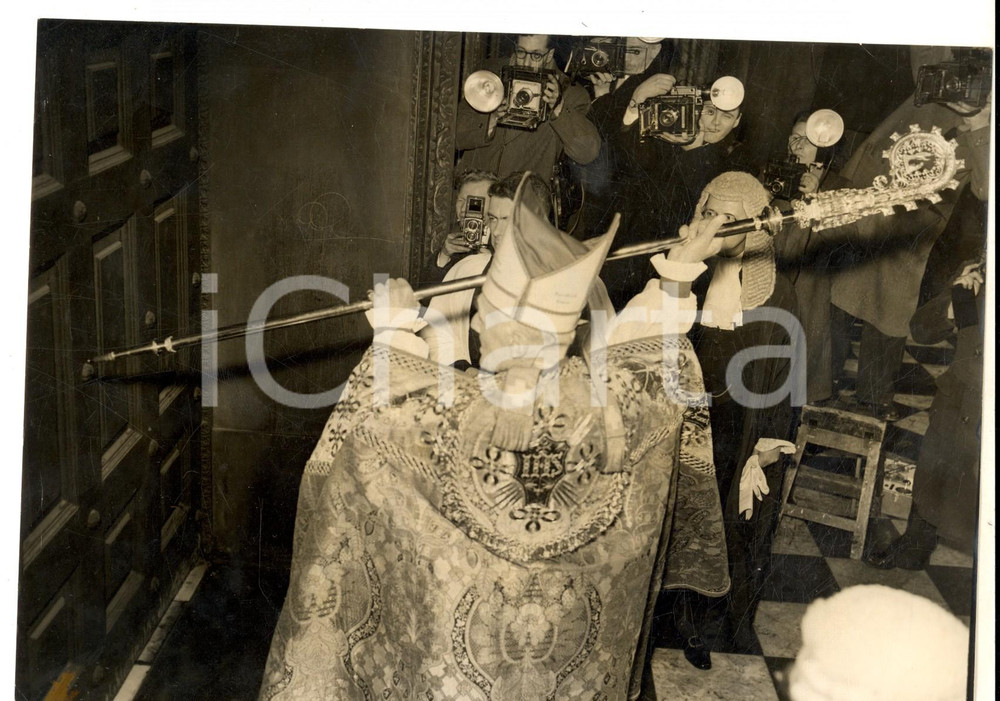 Fotografia d epoca originale 1956 LONDON ST PAUL New bishop Henry MONTGOMERY CAMPBELL knocks for admission 1