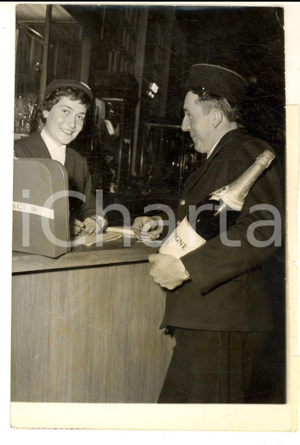 Fotografia d epoca originale 1957 PARIS Facteur de LA FAYETTE Abel CHARBONNIER part pour New York Photo 13x18 1