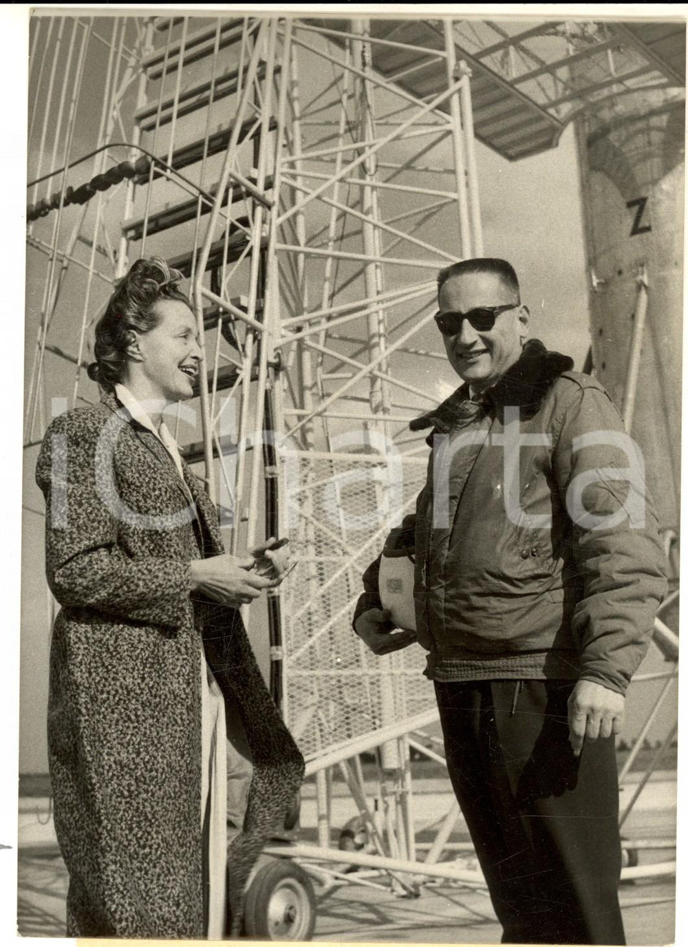 Fotografia d epoca originale 1957 MELUNVILLAROCHE Jacqueline AURIOL fÃ©licite Auguste MOREL pour ATAR volant 1