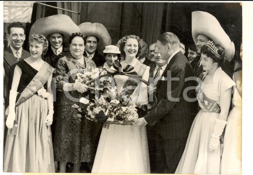 Fotografia d epoca originale 1955 PARIS PrÃ©sident RenÃ© COTY reÃ§oit les fleurs des dames de La Halle Photo 1