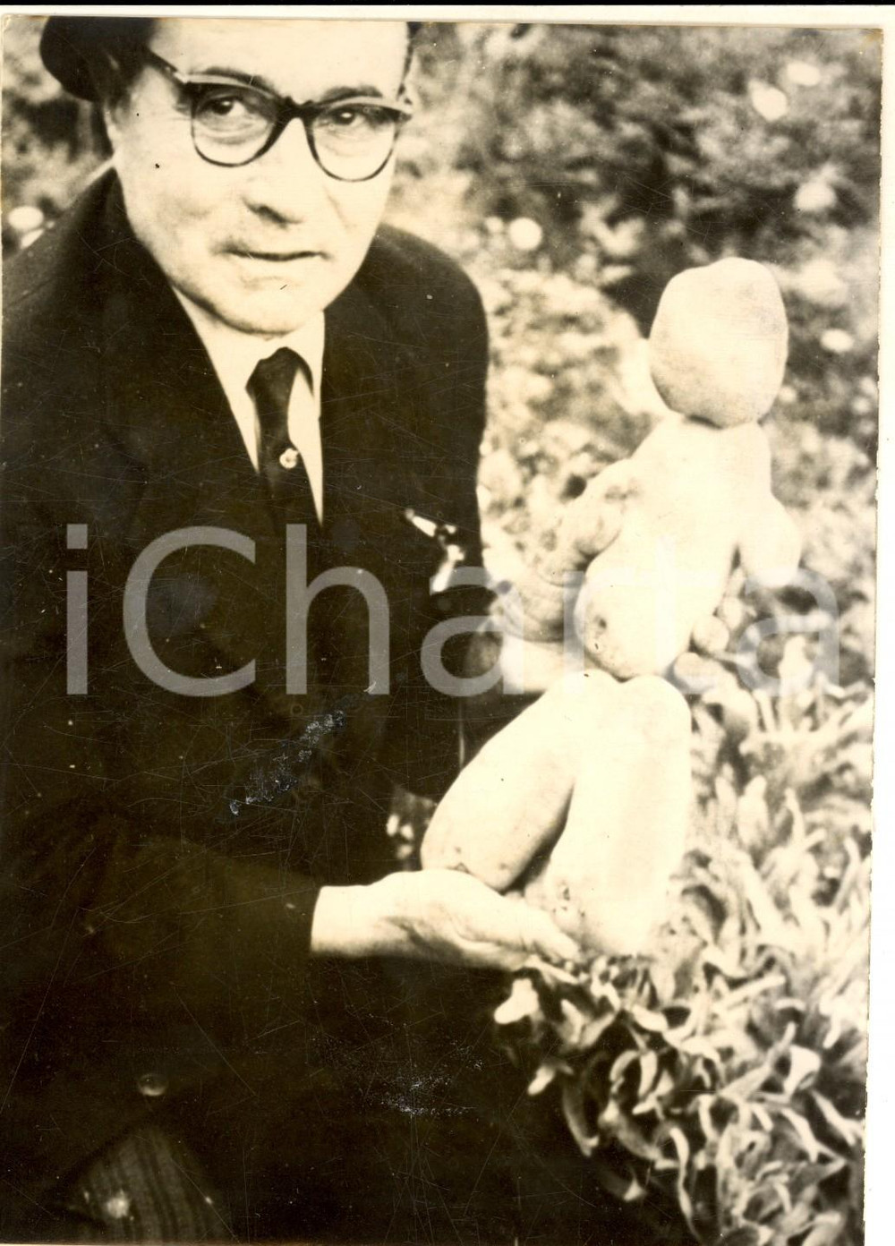 Fotografia d epoca originale 1954 BEZIERS Cultivateur GALINIER trouve pomme de terre en forme humaine Photo 1