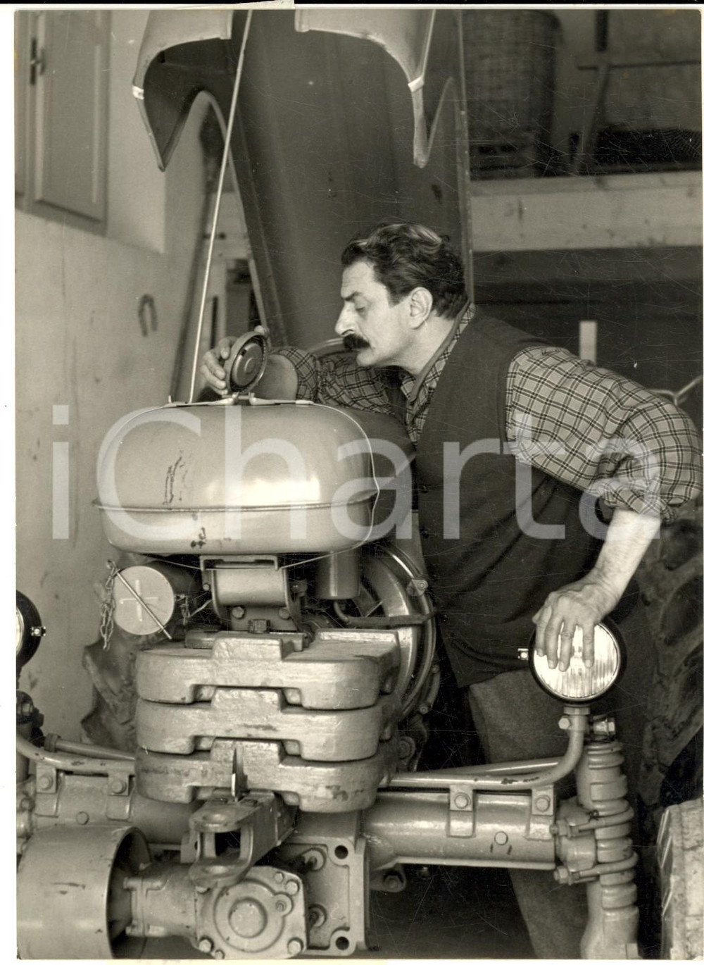 Fotografia d epoca originale 1954 RONCOLE DI BUSSETO Giovannino GUARESCHI e un trattore prima della prigione 1