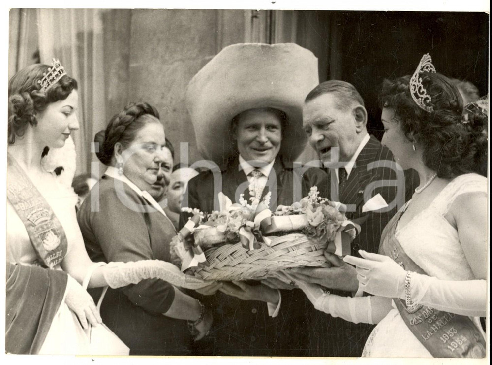 Fotografia d epoca originale 1954 PARIS 1er Mai  La Reine des Halles offre son bouquet au PrÃ©sident COTY 1