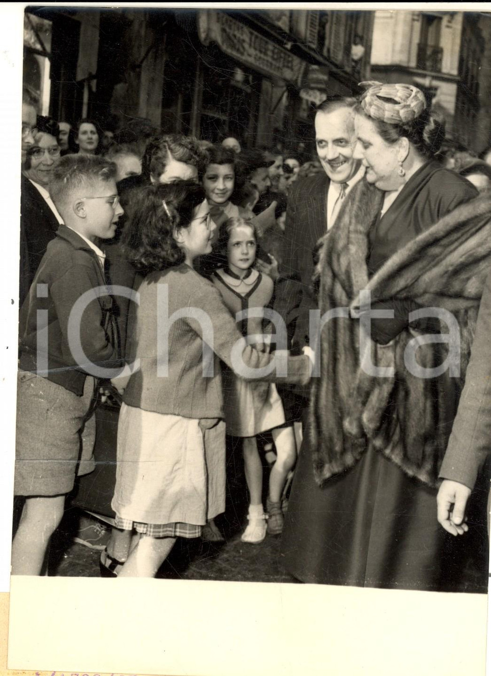 Fotografia d epoca originale 1960 ca PARIS PALAIS DE LA FEMME Germaine COTY entourÃ©e par des enfants Photo 1
