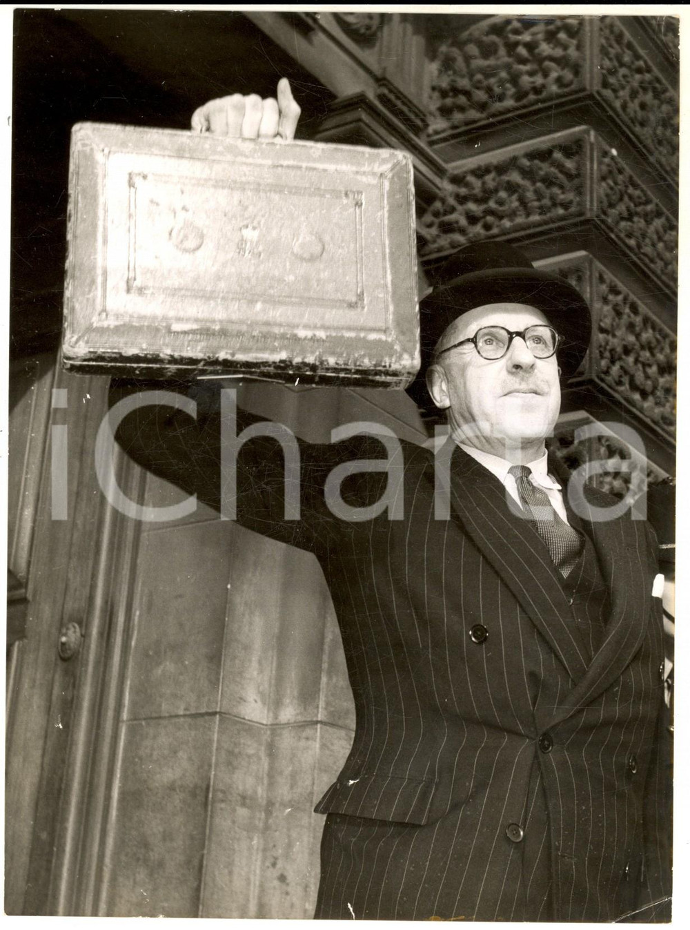 Fotografia d epoca originale 1960 LONDON Chancellor Derick HEATHCOAT AMORY displays the red box Photo 14x20 1