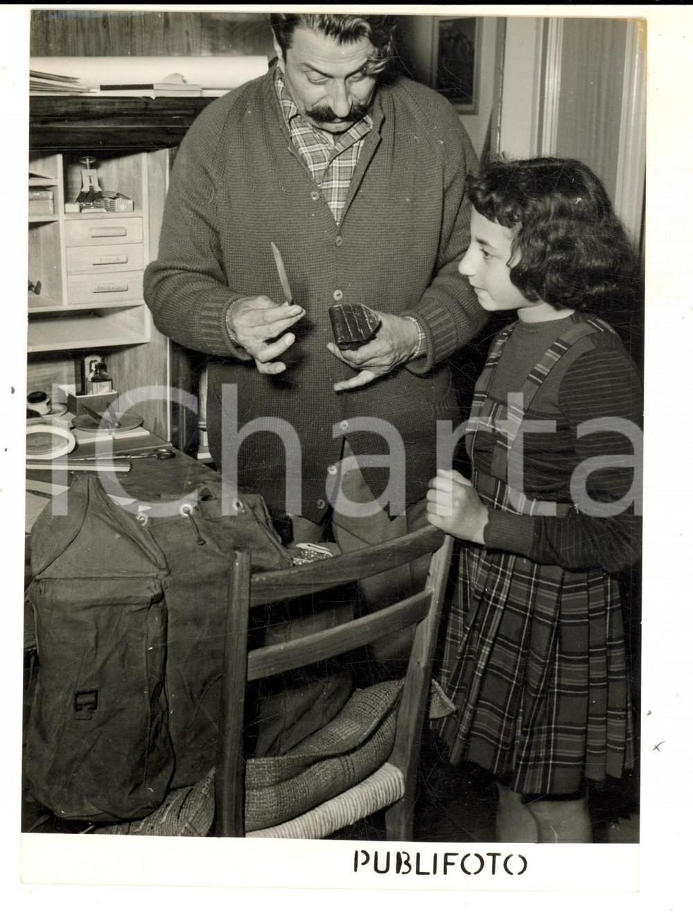 Fotografia d epoca originale 1954 RONCOLE DI BUSSETO Giovannino GUARESCHI con una lima per le evasioni 1