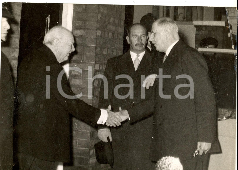 Fotografia d epoca originale 1960 LONDON Winston CHURCHILL greeting Charles DE GAULLE on a State visit 1