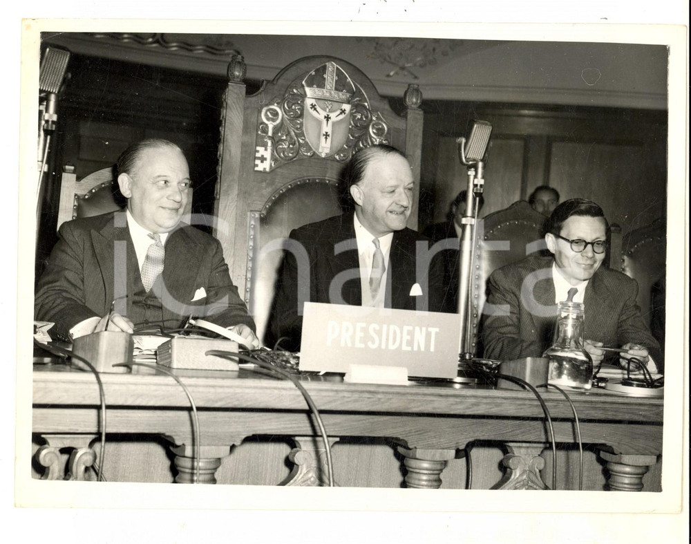Fotografia d epoca originale 1954 LONDON Rab BUTLER opening the Currencies Conference as president Photo 1