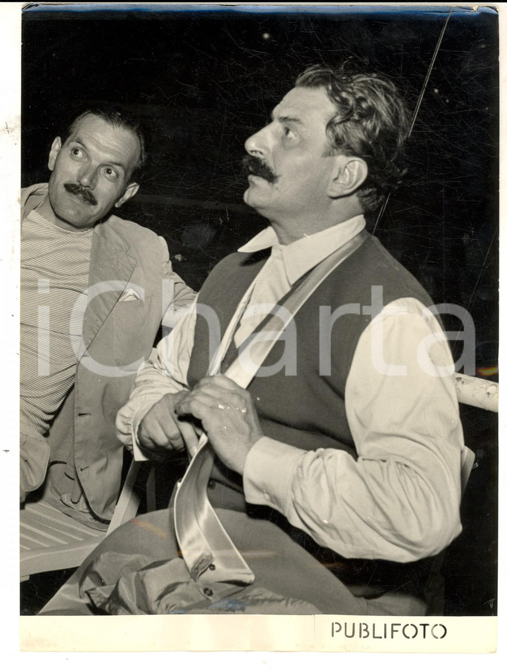 Fotografia d epoca originale 1953 BORDIGHERA SALONE DELL UMORISMO Giovannino GUARESCHI tra il pubblico Foto 1