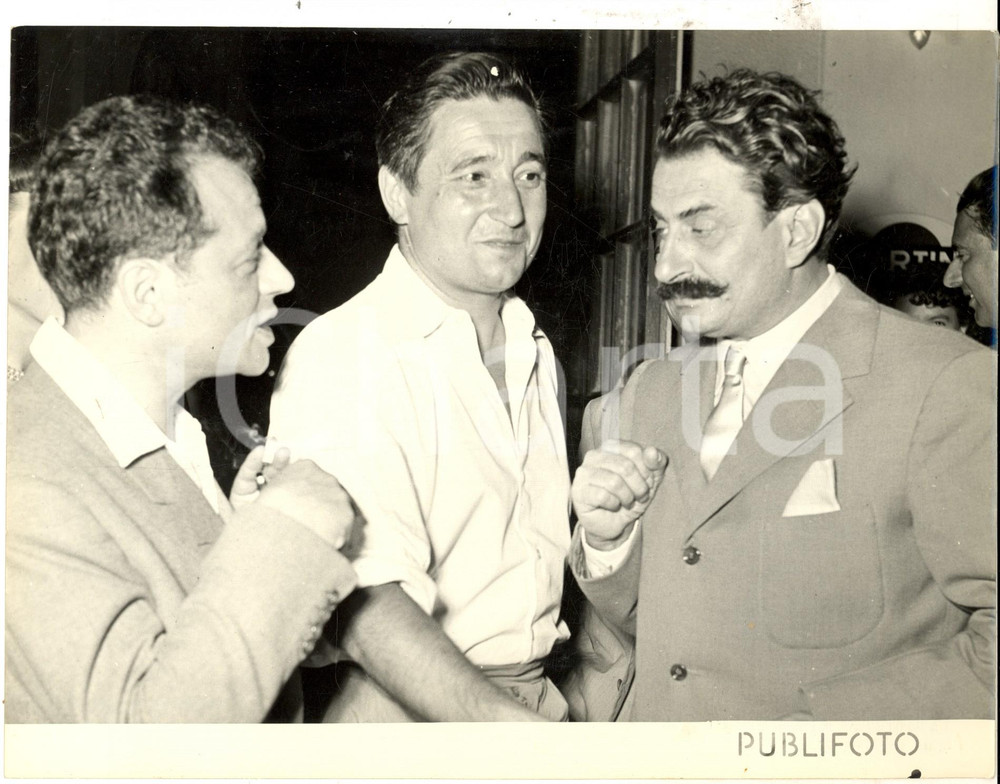 Fotografia d epoca originale 1953 BORDIGHERA SALONE DELL UMORISMO Giovannino GUARESCHI con PEYNET e GUS Foto 1