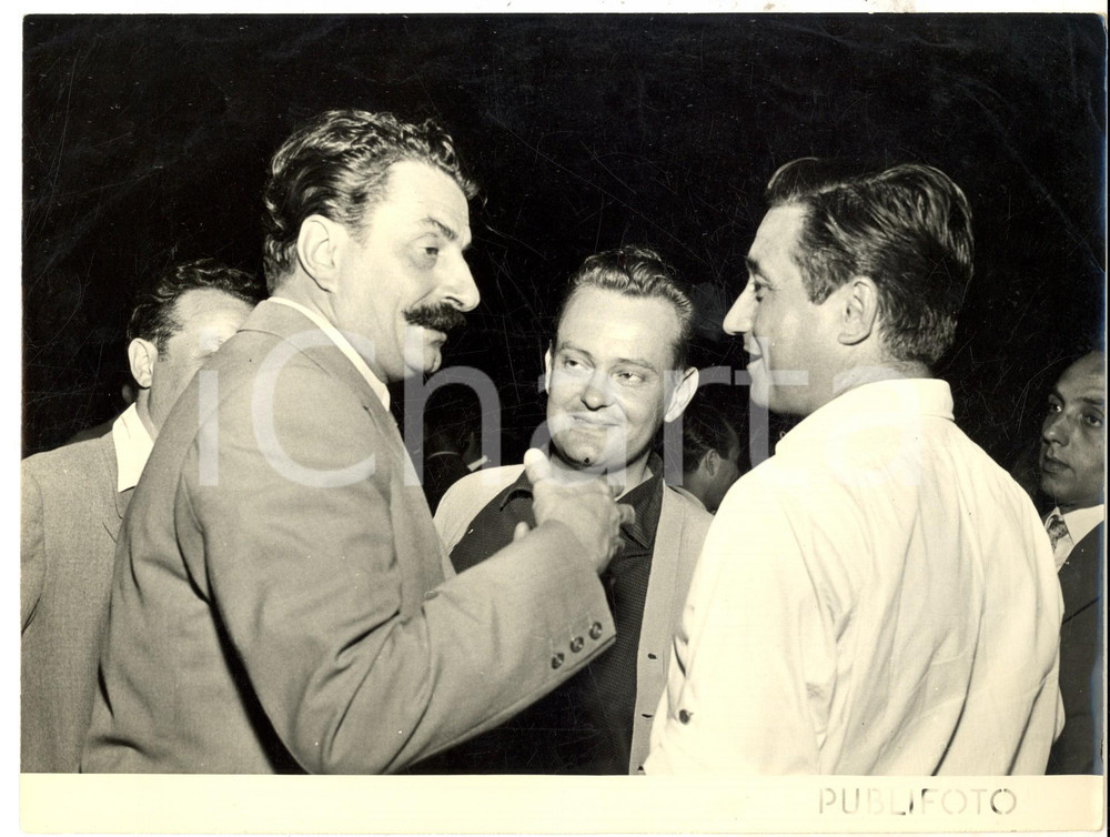 Fotografia d epoca originale 1953 BORDIGHERA SALONE DELL UMORISMO Giovannino GUARESCHI discute con PEYNET 1