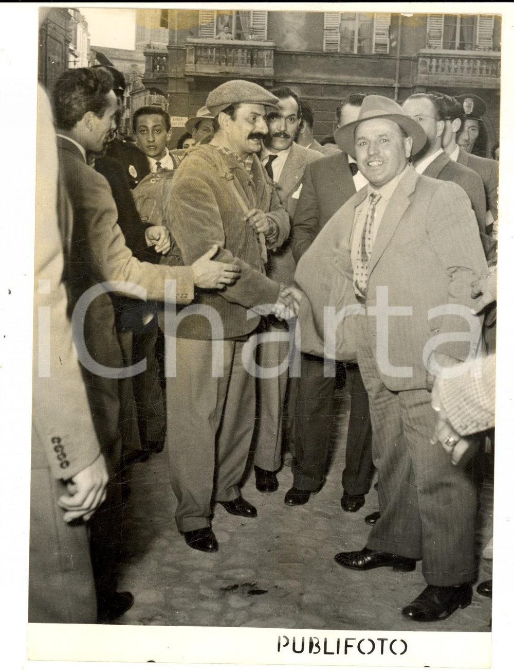 Fotografia d epoca originale 1954 PARMA Giovannino GUARESCHI saluta gli amici prima di entrare in carcere 1