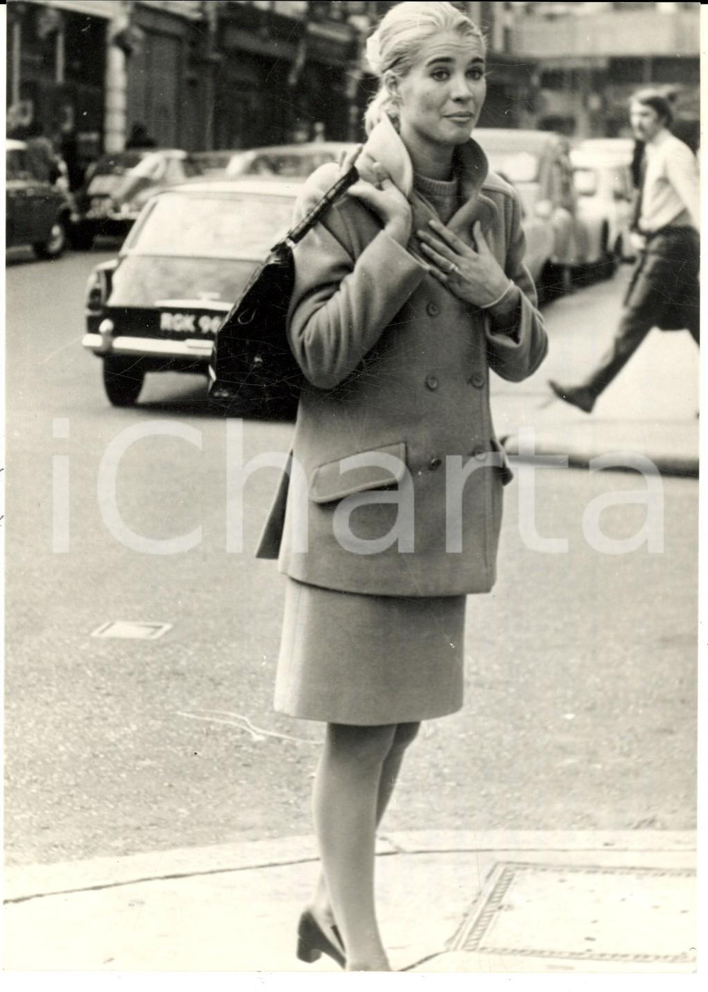 Fotografia d epoca originale 1968 LONDON Julia LOCKWOOD dopo la firma per Arlecchino, servo di due padroni 1