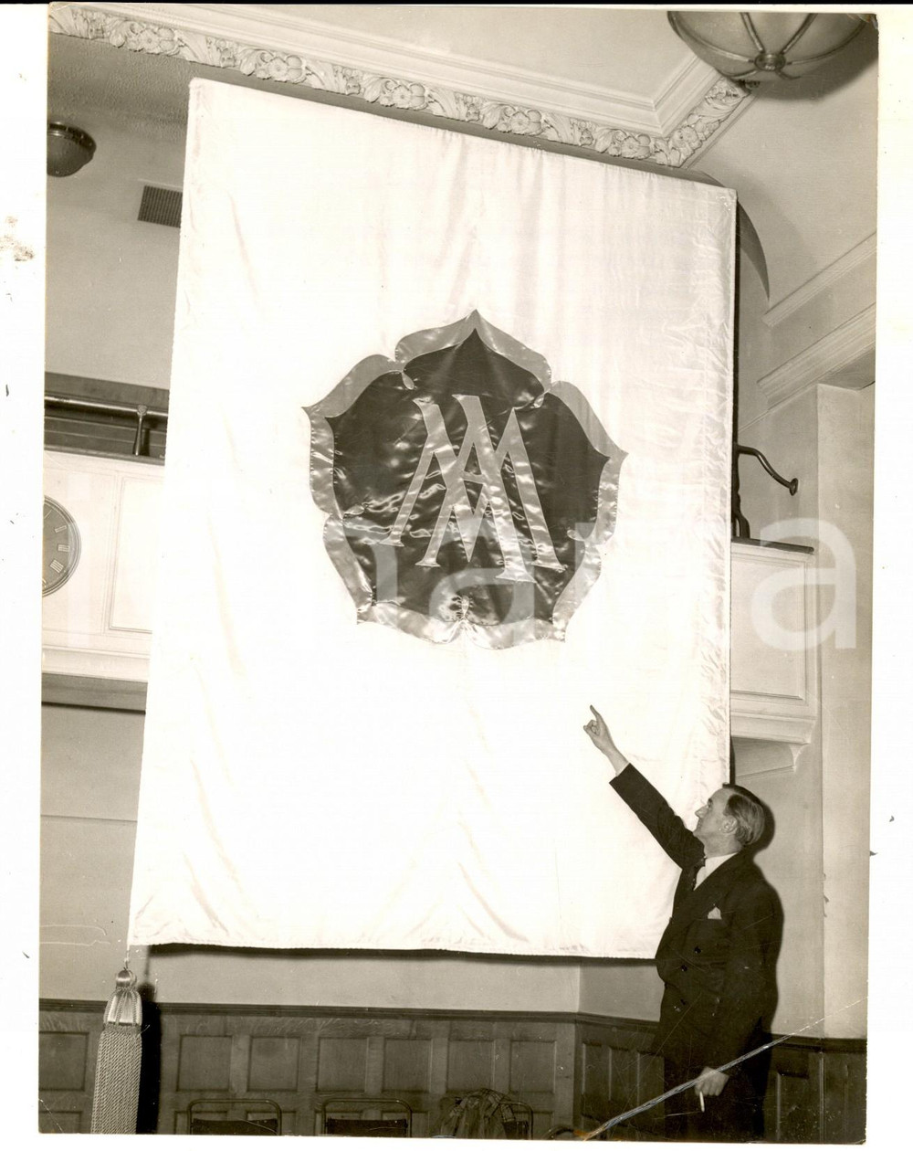 Fotografia d epoca originale 1960 LONDON Lord John HOPE showing decorations for royal wedding Photo 1