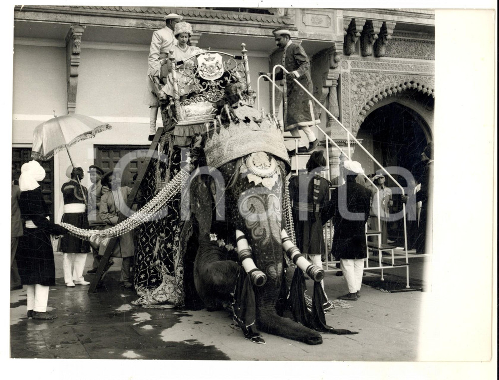 Fotografia d epoca originale 1961 INDIA Royal visit  Queen Elizabeth II boards an elephant in BANARAS Photo 1