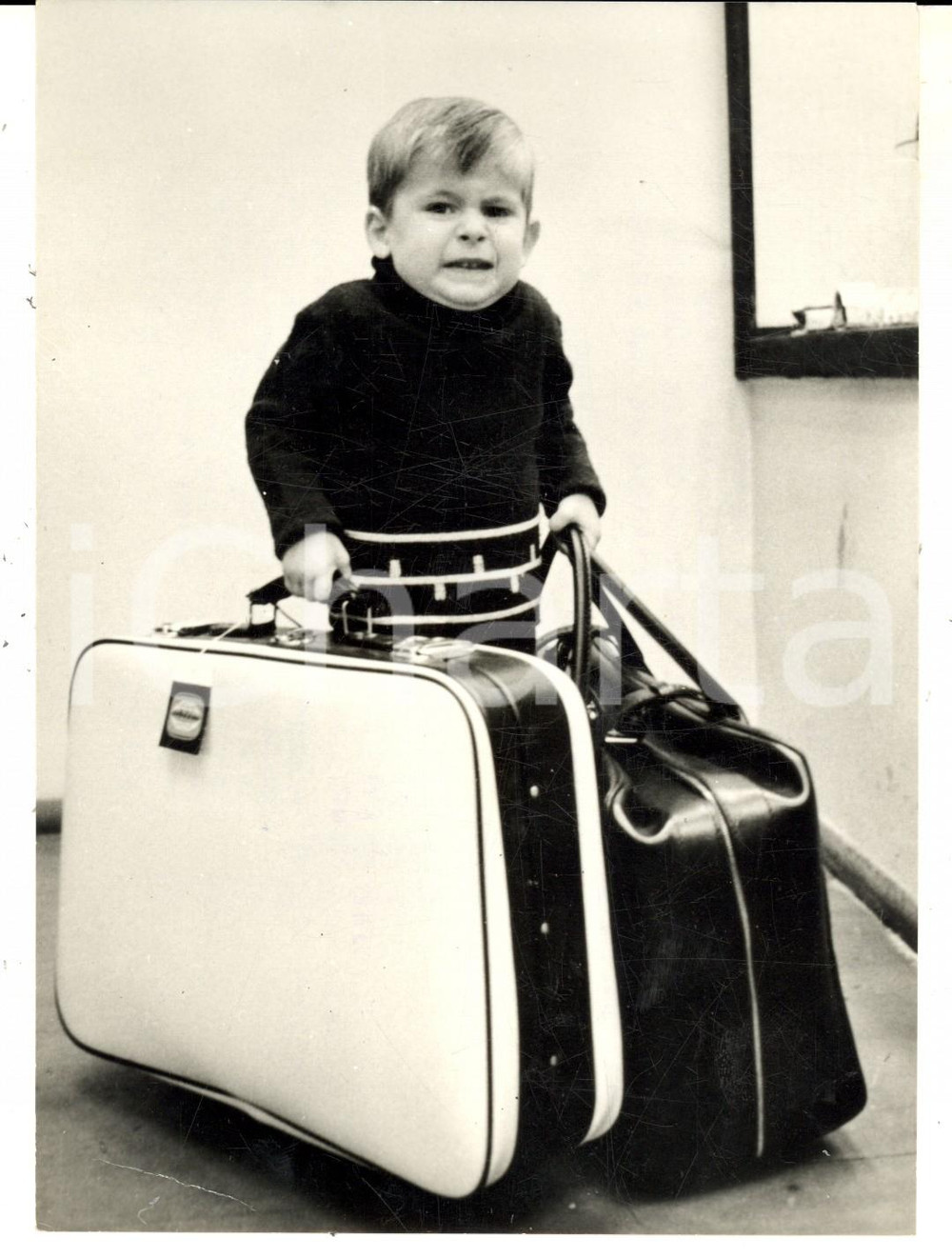 Fotografia d epoca originale 1968 MILANO Bambino tira due pesanti valigie Fotografia CURIOSA 13x18 cm 1
