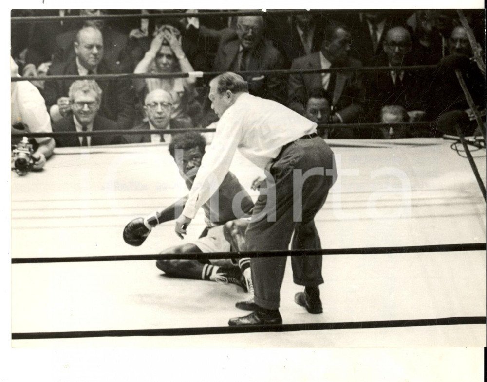 Fotografia d epoca originale 1967 NEW YORK BOXE Nino BENVENUTI manda al tappeto Emile GRIFFITH Foto 18x14 1