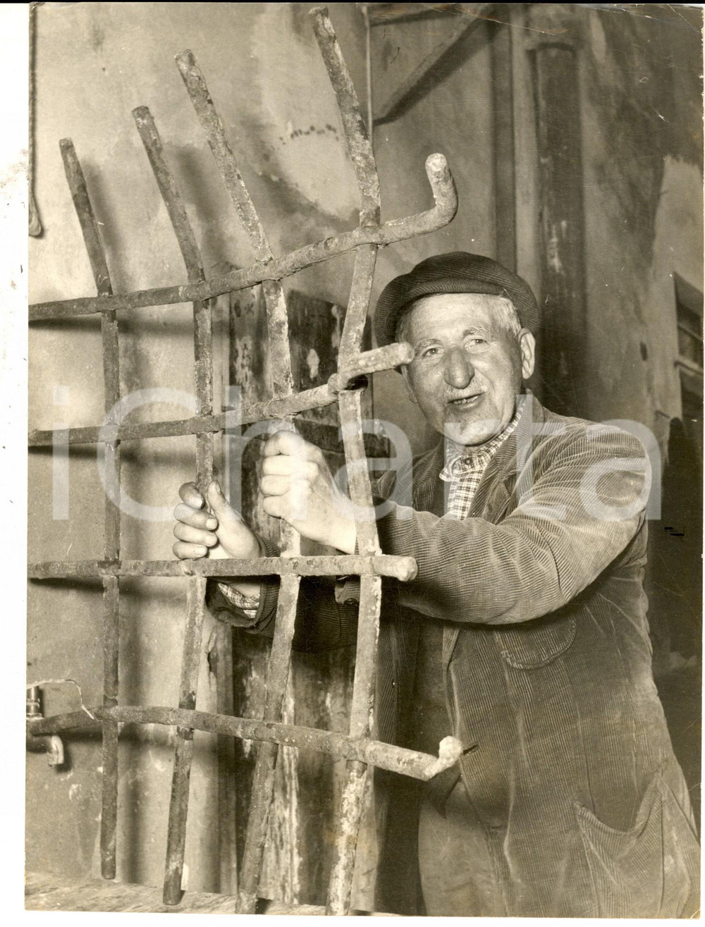Fotografia d epoca originale 1960 ca AREA MILANESE Ritratto di anziano nella sua casa di campagna Foto 18x24 1