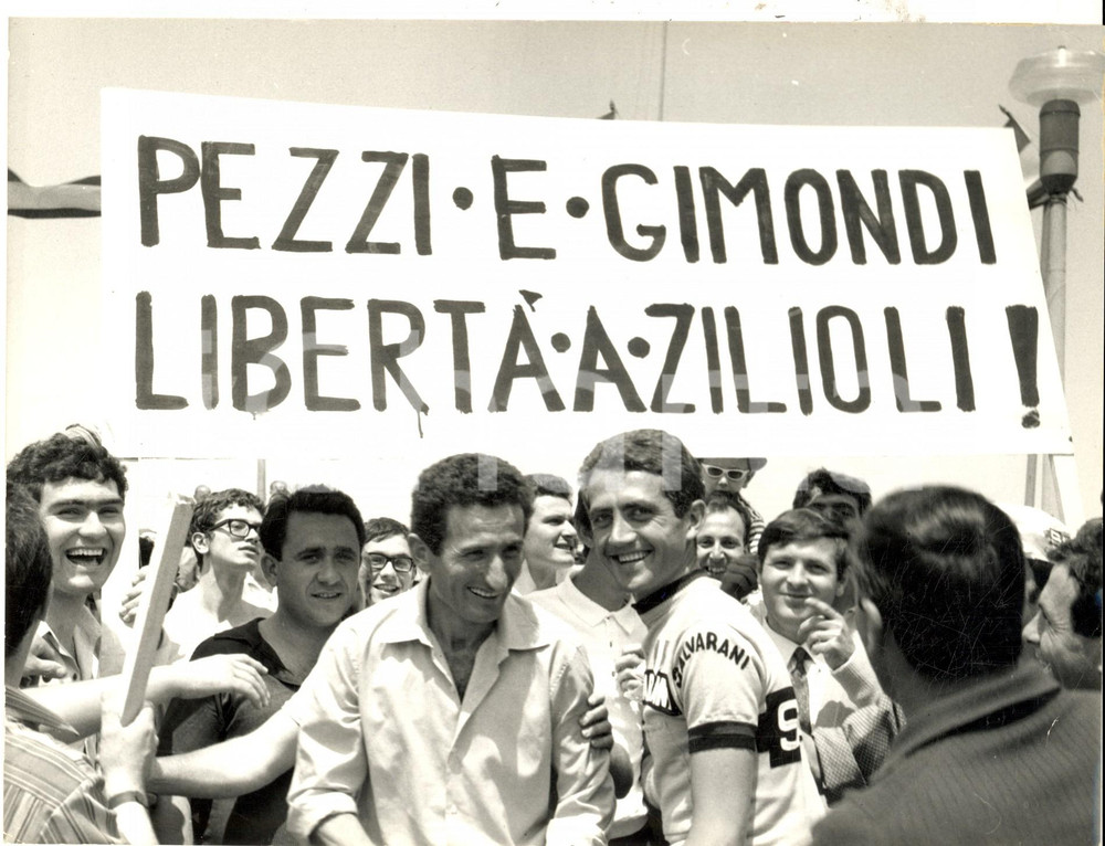 Fotografia d epoca originale 1967 GIRO D ITALIA RICCIONE  LIDO ESTENSI Italo ZILIOLI tra il pubblico Foto 1
