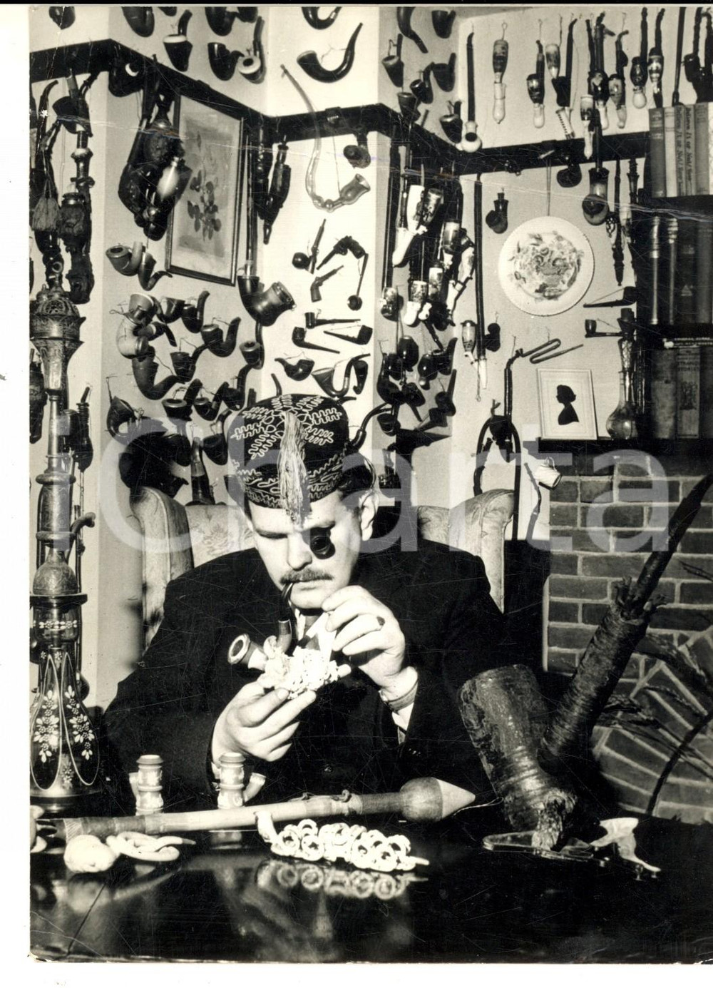 Fotografia d epoca originale 1964 LONDON Anthony IRVING collezionista di pipe Foto DANNEGGIATA 14x18 cm 1