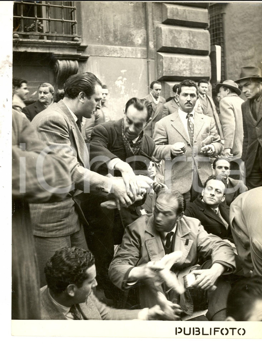 Fotografia d epoca originale 1953 ROMA Manifestazione di mutilati e invalidi di guerra pro pensioni Foto 1