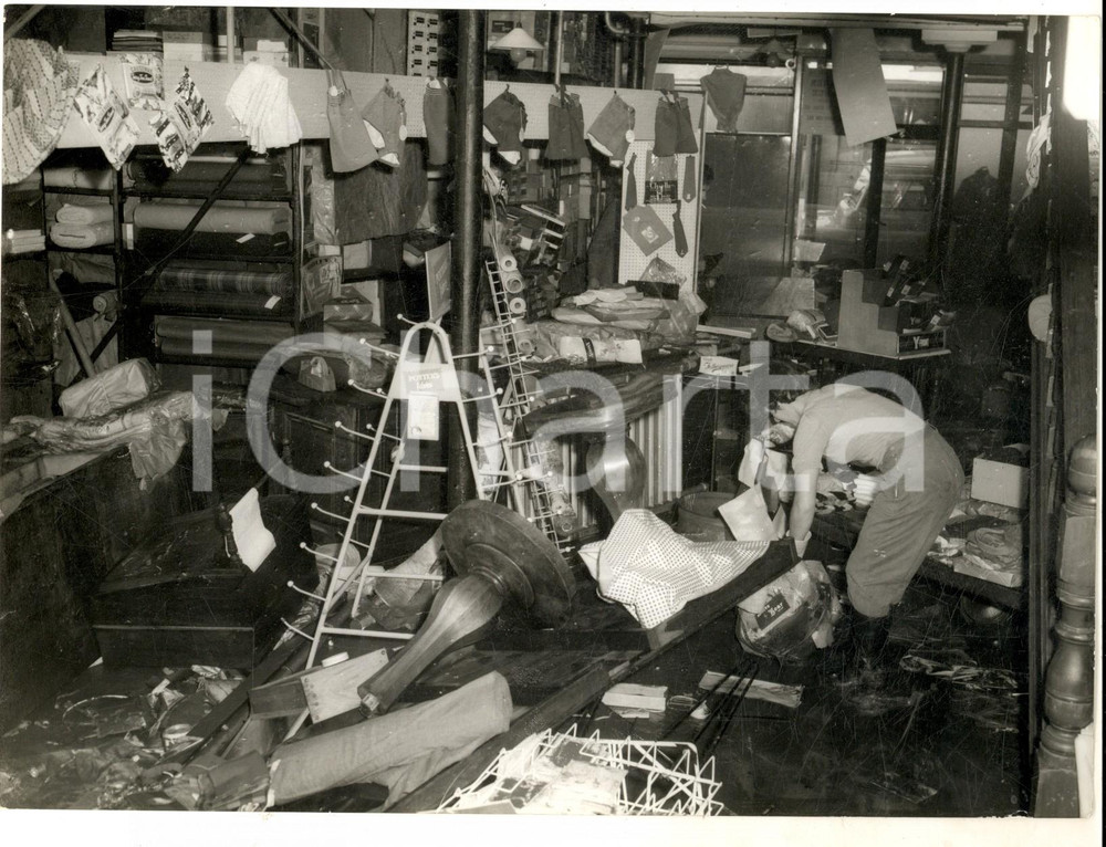 Fotografia d epoca originale 1960 HORNCASTLE LINCOLNSHIRE R.L. KISBY S draper s shop after a flood Photo 1