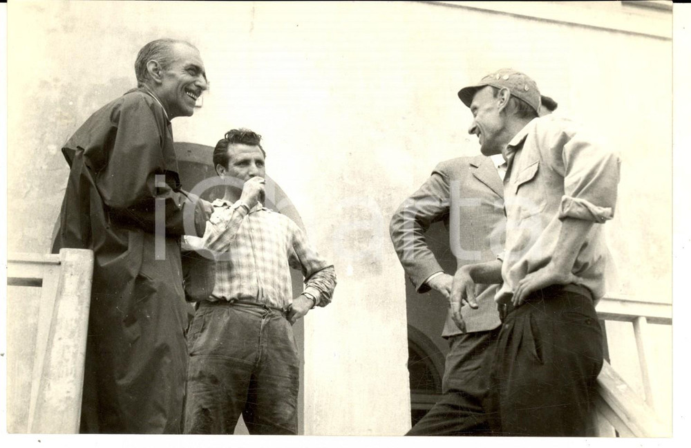 Fotografia d epoca originale 1959 GENOVA Ingegnere tedesco con i suoi salvatori dopo incidente in barca Foto 1