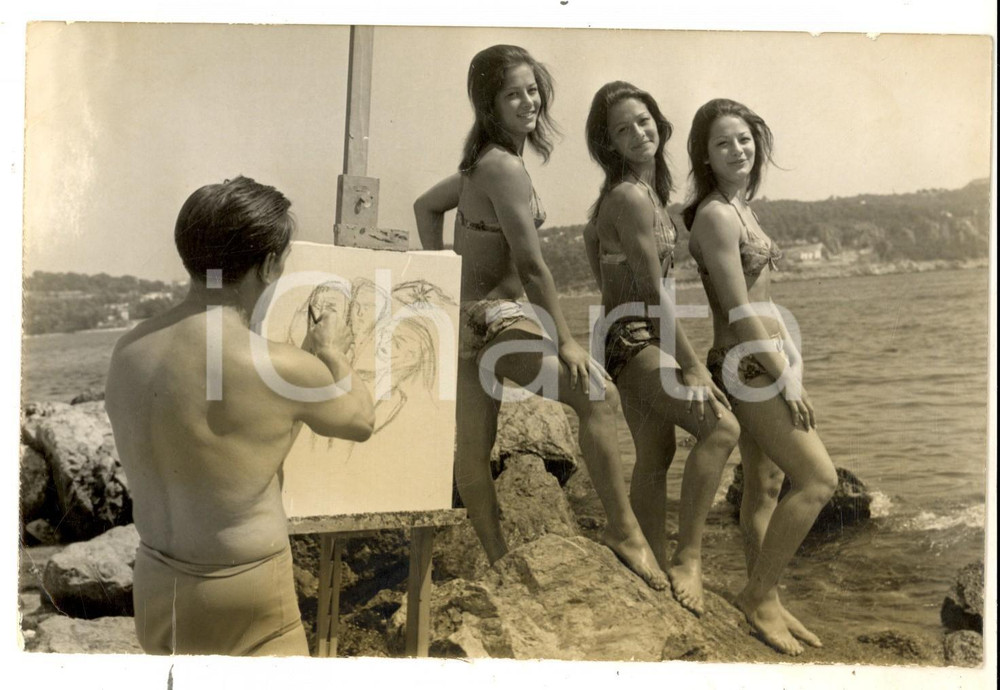 Fotografia d epoca originale 1955 ca FRANCIA Artista ritrae tre sorelle sulla spiaggia Foto CURIOSA 18x13 cm 1