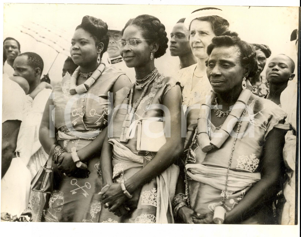 Fotografia d epoca originale 1956 ENUGU NIGERIA Queen s portrait on dresses worn by women for royal visit 1