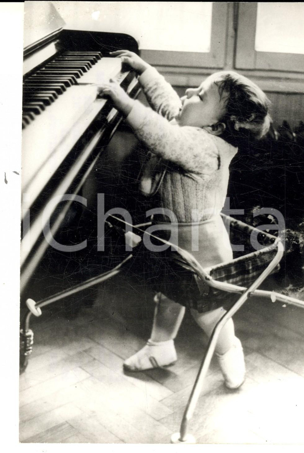 Fotografia d epoca originale 1974 SOFIA BULGARIA Un bambino prodigio si esibisce al pianoforte Foto 13x18 1