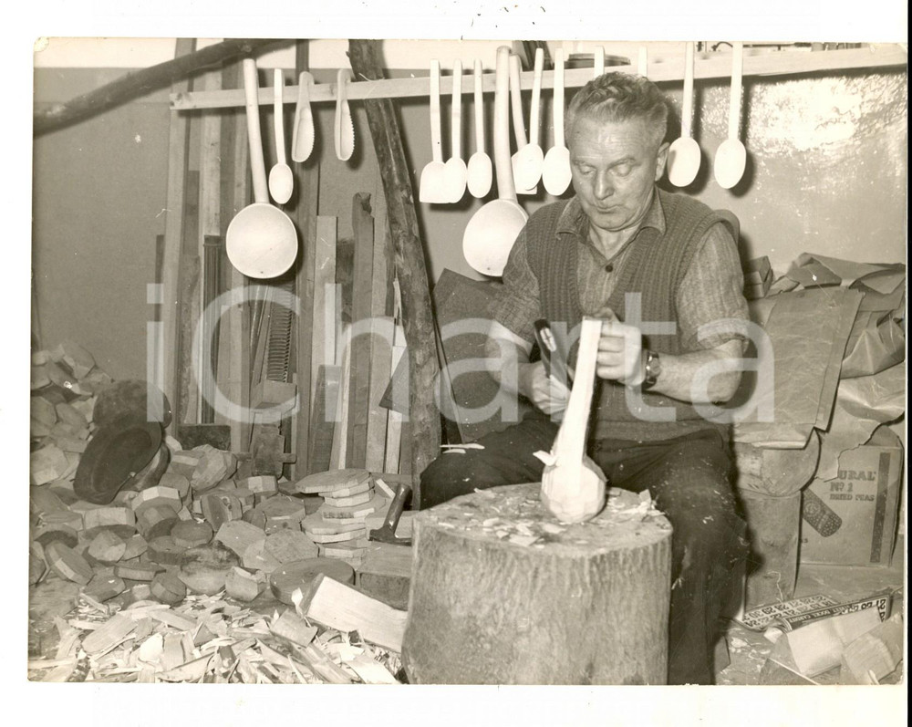 Fotografia d epoca originale 1959 CARDIFF WALES The wooden spoon maker Bill EVANS at work Photo 20x15 cm 1