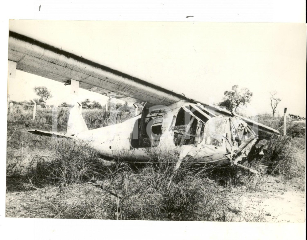 Fotografia d epoca originale 1974 Guerra GUINEA BISSAU  Aereo portoghese distrutto dai combattenti Foto 1