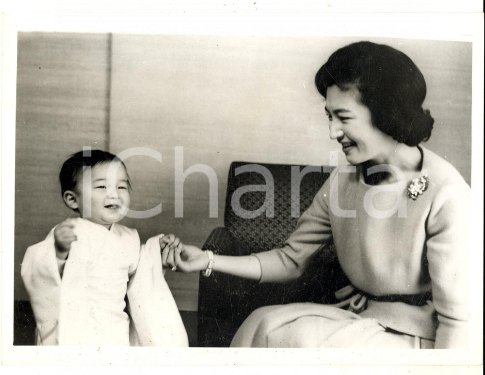 Fotografia d epoca originale 1961 JAPAN Prince HIRO celebrates his first birthday with Princess MICHIKO 1