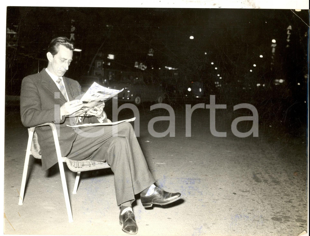 Fotografia d epoca originale 1960 ROMA Attore Marco TULLI legge il giornale in via Veneto Foto 24x18 cm 1