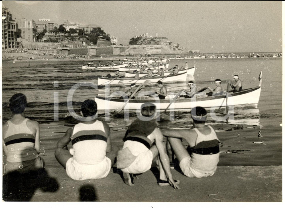 Fotografia d epoca originale 1960 ca Campionati Internazionali CANOTTAGGIO  Squadre in mare Foto 18x13 cm 1