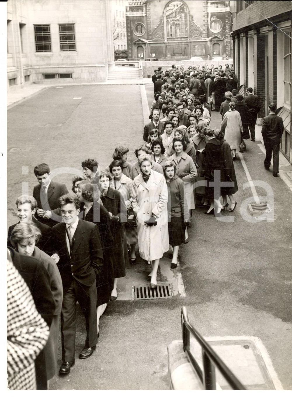 Fotografia d epoca originale 1959 LONDON GUILDHALL City rush for antipolio injections Photo 15x20 cm 1
