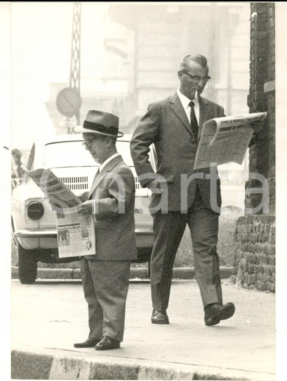 Fotografia d epoca originale 1970 MILANO La lettura dei quotidiani in strada Foto reportage 14x18 cm 1