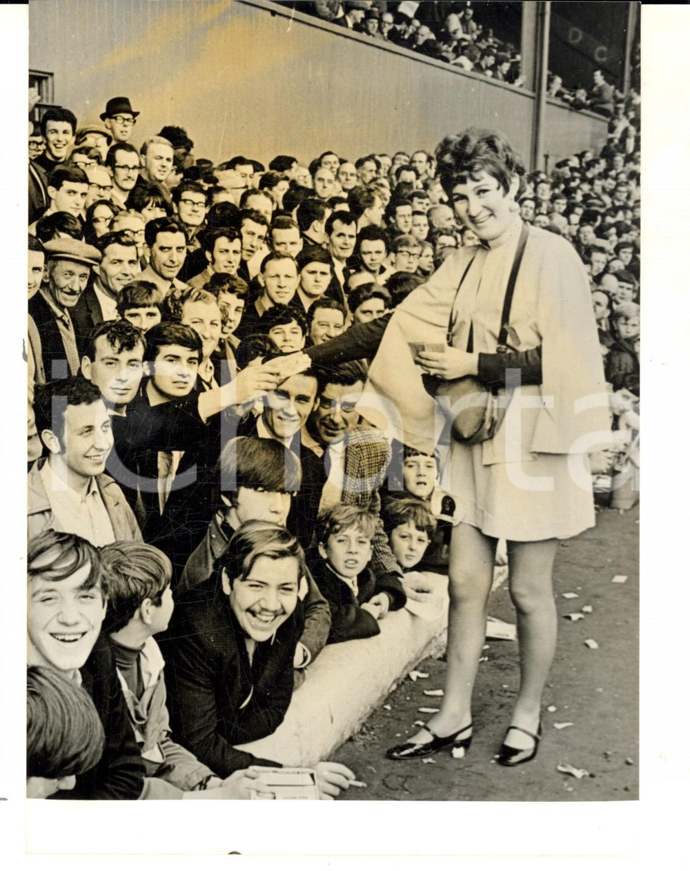Fotografia d epoca originale 1968 DERBY COUNTY FOOTBALL Penny TYLER, una delle ragazze goal d oro Foto 1