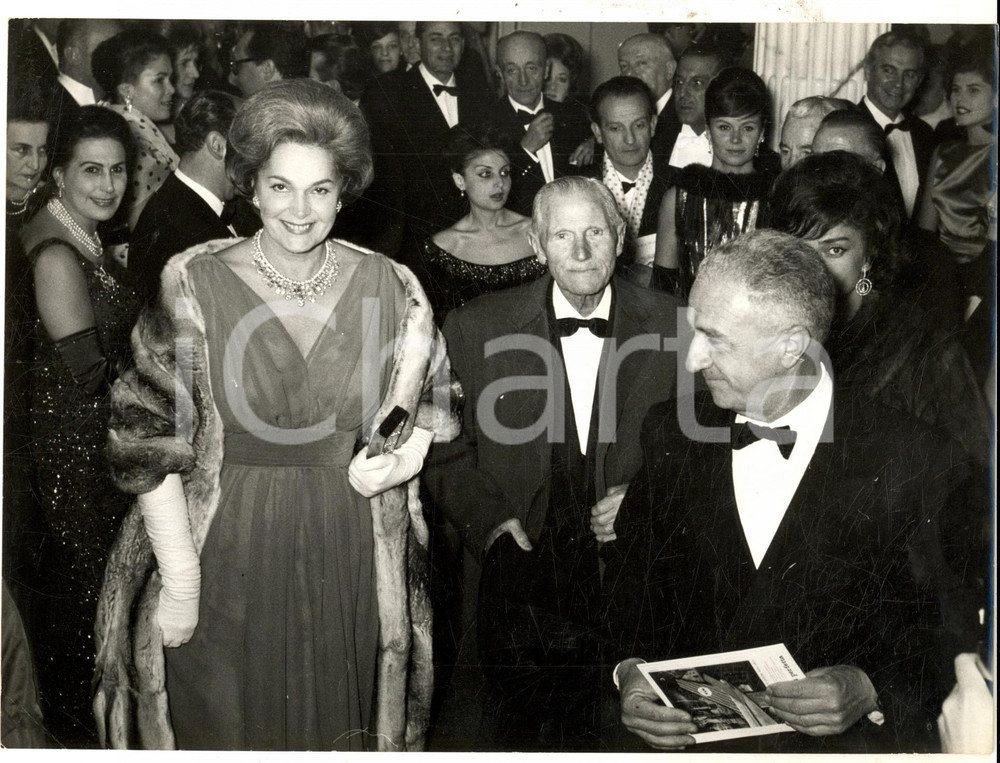 Fotografia d epoca originale 1961 MILANO TEATRO ALLA SCALA Begum Om Habibeh AGA KHAN arriva per Medea Foto 1